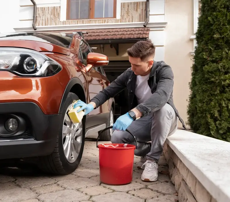 Lavage auto à domicile Ponteils-et-Brésis : professionnel intervenant sur un véhicule